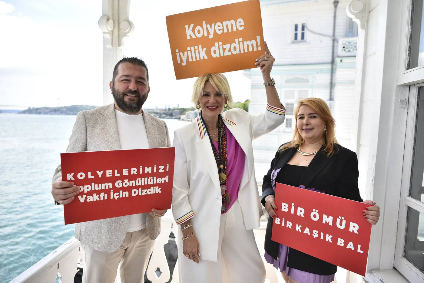 Kolyeme iyilik dizdim pankartı